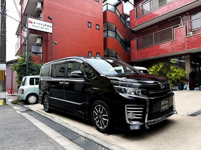 ヴォクシー ＺＳ　７人乗り　両側パワースライドドア　９インチ純正ナビ　バックカメラ　ＥＴＣ　ＣＤ　ＤＶＤ再生　　Ｂｌｕｅｔｏｏｔｈオーディオ　ボディーコーティング施工車（6枚目）