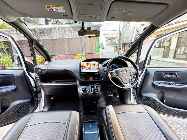 ヴォクシー ハイブリッドＶ　両側パワースライドドア　パナソニック大型ナビ　フルセグＴＶ　　Ｂｌｕｅｔｏｏｔｈ　バックカメラ　シートヒーター　クルーズコントロール　２０２５年製タイヤ　４本　車検２０２７年９月まで（17枚目）