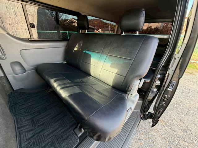 ハイエースバン ロングスーパーGL ディーゼル 4型フェイス ベッドキット 4型フェイス/ベッドキット/フロントエアロ/16インチアルミ/ナビ/フルセグ/Bluetooth/バックカメラ/ETC/キーレス/LEDヘッドライト&フォグ・外装磨き&車内清掃済・黒革調シートカバー(8枚目)