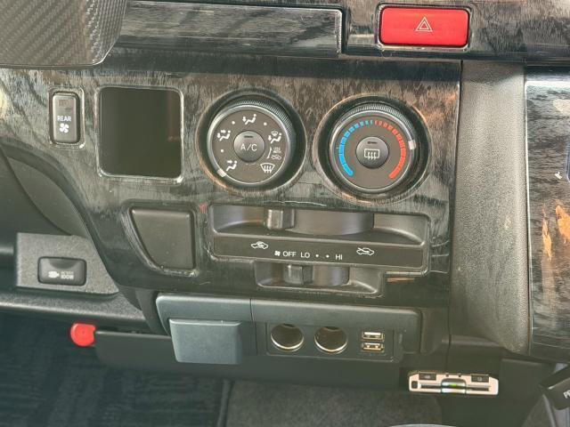 ハイエースバン ロングスーパーGL ディーゼル 4型フェイス ベッドキット 4型フェイス/ベッドキット/フロントエアロ/16インチアルミ/ナビ/フルセグ/Bluetooth/バックカメラ/ETC/キーレス/LEDヘッドライト&フォグ・外装磨き&車内清掃済・黒革調シートカバー(13枚目)