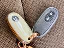 付いてて便利！とても人気の高い装備のスマートキーシステム。キーを携帯しているだけで、ドアロックの開閉並びにエンジンの始動が可能な装備です。プッシュスタートですのでエンジンの始動もボタンを押すだけです