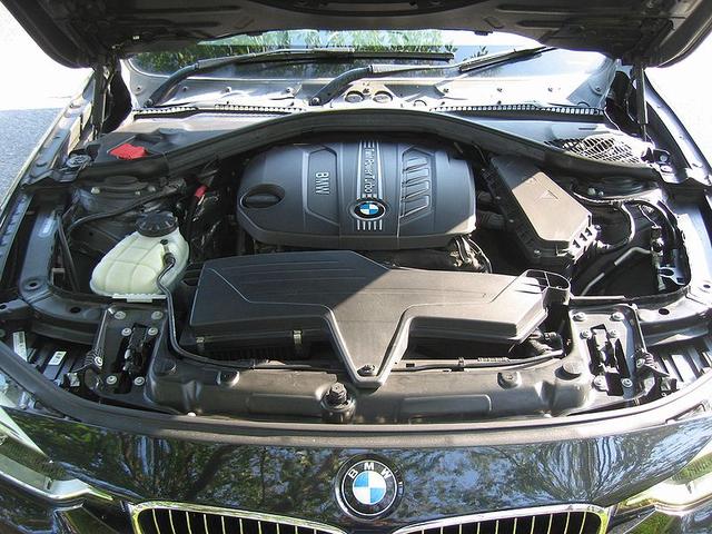 ３シリーズ ３２０ｄブルーパフォーマンス　ツーリングラグジュアリ　無事故車　純正ナビカラーバックカメラ　黒革シート前席ヒーターパワーシート　ミラー内蔵ＥＴＣ　ターボディーゼル　アイドルストップ　ラグジュアリー１７ｉｃアルミホイール　パワーバックドア　キーフリー（22枚目）