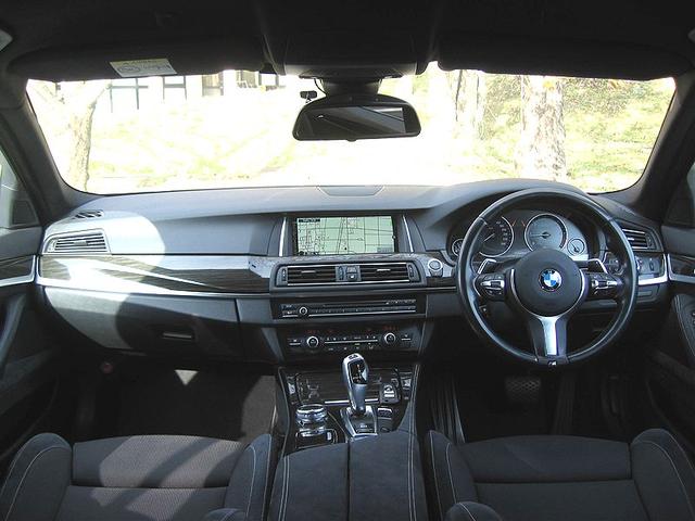 5シリーズ 523dツーリング Mスポーツ 無事故車 ナビ TV カラーバックカメラ パドルシフト フロントパワーシート ETC パワーバッドア アイドルストップ Mスポーツ18icアルミ キーフリー HIDヘッドライト フォグランプ(8枚目)