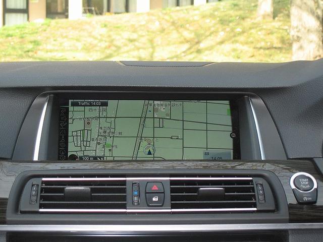 5シリーズ 523dツーリング Mスポーツ 無事故車 ナビ TV カラーバックカメラ パドルシフト フロントパワーシート ETC パワーバッドア アイドルストップ Mスポーツ18icアルミ キーフリー HIDヘッドライト フォグランプ(9枚目)