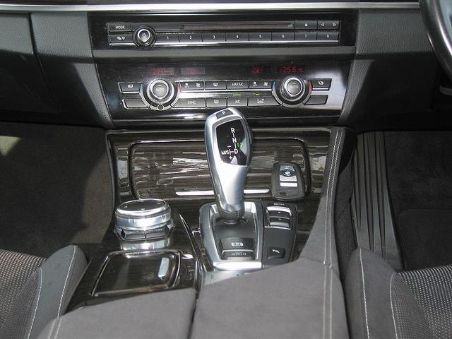 5シリーズ 523dツーリング Mスポーツ 無事故車 ナビ TV カラーバックカメラ パドルシフト フロントパワーシート ETC パワーバッドア アイドルストップ Mスポーツ18icアルミ キーフリー HIDヘッドライト フォグランプ(10枚目)