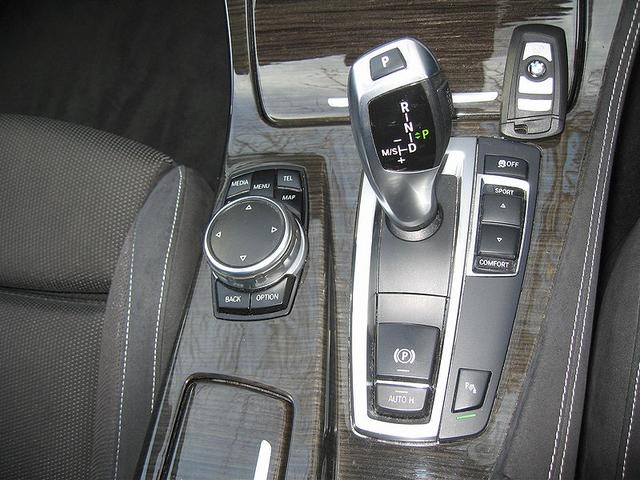 5シリーズ 523dツーリング Mスポーツ 無事故車 ナビ TV カラーバックカメラ パドルシフト フロントパワーシート ETC パワーバッドア アイドルストップ Mスポーツ18icアルミ キーフリー HIDヘッドライト フォグランプ(11枚目)