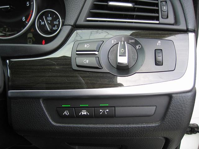 5シリーズ 523dツーリング Mスポーツ 無事故車 ナビ TV カラーバックカメラ パドルシフト フロントパワーシート ETC パワーバッドア アイドルストップ Mスポーツ18icアルミ キーフリー HIDヘッドライト フォグランプ(14枚目)