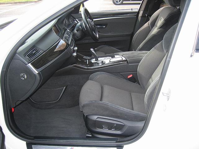 5シリーズ 523dツーリング Mスポーツ 無事故車 ナビ TV カラーバックカメラ パドルシフト フロントパワーシート ETC パワーバッドア アイドルストップ Mスポーツ18icアルミ キーフリー HIDヘッドライト フォグランプ(16枚目)