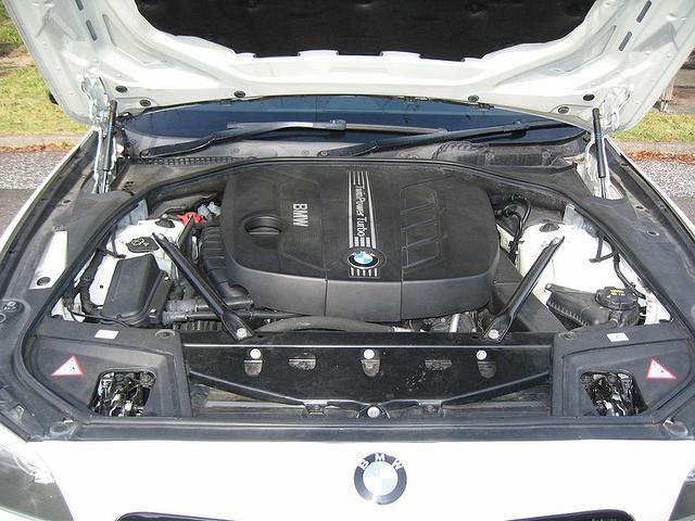 5シリーズ 523dツーリング Mスポーツ 無事故車 ナビ TV カラーバックカメラ パドルシフト フロントパワーシート ETC パワーバッドア アイドルストップ Mスポーツ18icアルミ キーフリー HIDヘッドライト フォグランプ(20枚目)