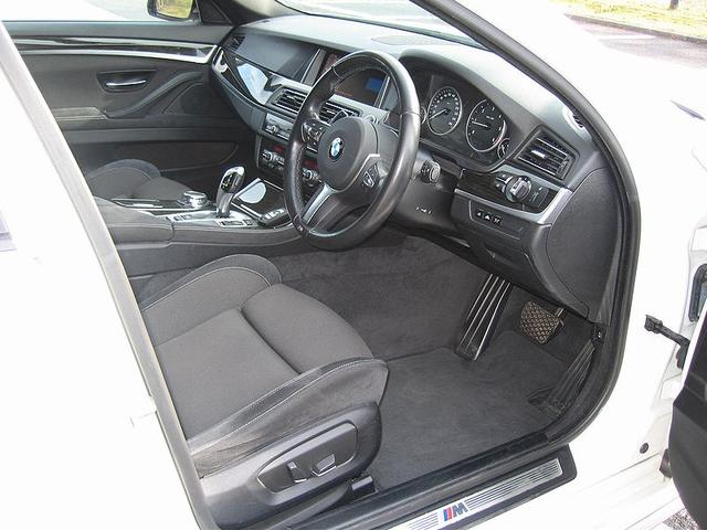 5シリーズ 523dツーリング Mスポーツ 無事故車 ナビ TV カラーバックカメラ パドルシフト フロントパワーシート ETC パワーバッドア アイドルストップ Mスポーツ18icアルミ キーフリー HIDヘッドライト フォグランプ(33枚目)