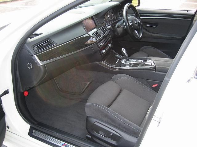 5シリーズ 523dツーリング Mスポーツ 無事故車 ナビ TV カラーバックカメラ パドルシフト フロントパワーシート ETC パワーバッドア アイドルストップ Mスポーツ18icアルミ キーフリー HIDヘッドライト フォグランプ(35枚目)