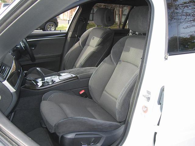 5シリーズ 523dツーリング Mスポーツ 無事故車 ナビ TV カラーバックカメラ パドルシフト フロントパワーシート ETC パワーバッドア アイドルストップ Mスポーツ18icアルミ キーフリー HIDヘッドライト フォグランプ(36枚目)