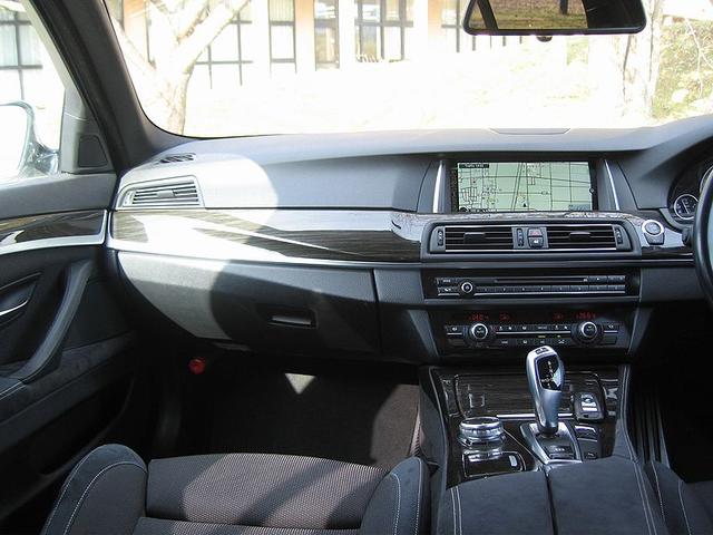 5シリーズ 523dツーリング Mスポーツ 無事故車 ナビ TV カラーバックカメラ パドルシフト フロントパワーシート ETC パワーバッドア アイドルストップ Mスポーツ18icアルミ キーフリー HIDヘッドライト フォグランプ(38枚目)