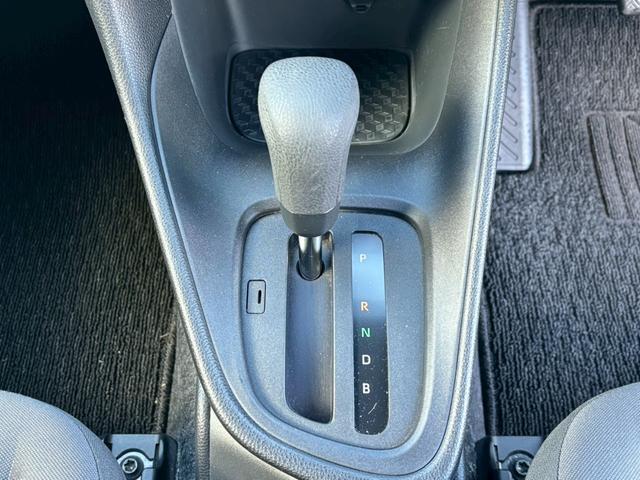 ヤリス Ｘ　メーカーＯＰナビ　バックカメラ　ビルトインＥＴＣ　プッシュスタート　トヨタセーフティセンス　ブルートゥース　ステアリングスイッチ　ＵＳＢ端子　オートハイビーム　シートリフター（23枚目）
