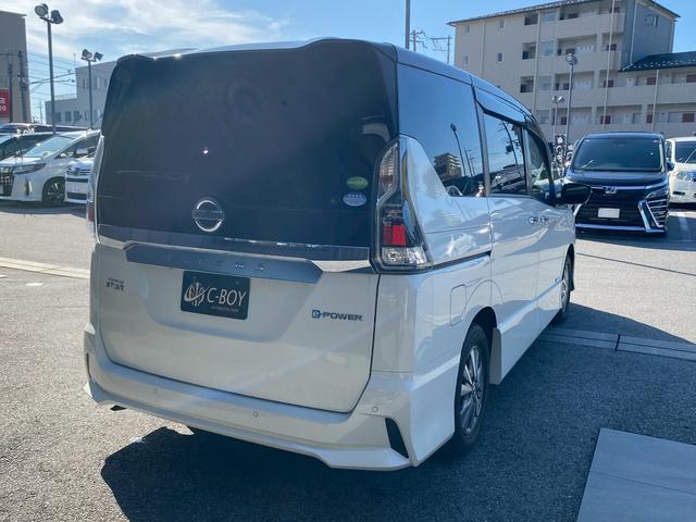セレナ ｅ－パワー　ハイウェイスターＶ　純正９インチナビ　フルセグＴＶ　パノラマモニター　ビルトインＥＴＣ　プロパイロット　ステアリングヒーター　両側パワースライドドア　デジタルインナーミラー　純正フリップダウンモニター　７人乗り（9枚目）