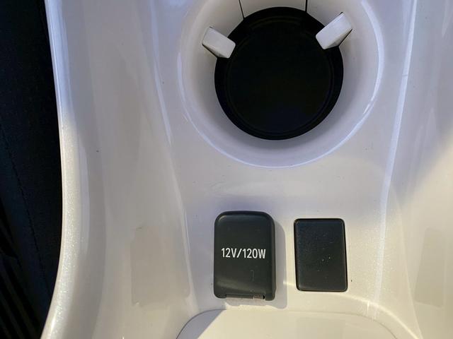 プリウス Ａ　バックカメラ　ステアリングスイッチ　クルーズコントロール　革巻きステアリング　パーキングアシスト　オートマチックハイビーム　オーディオレス　シートリフター（21枚目）