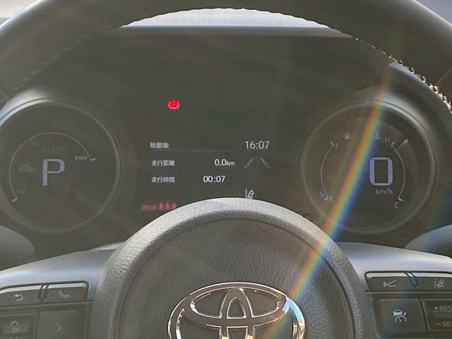 ヤリスクロス ハイブリッドＧ　純正ディスプレイ　ブルートゥース　パノラマモニター　ビルトインＥＴＣ　クルーズコントロール　ステアリングスイッチ　２トーンカラー　革巻きステアリング　オートハイビーム　トヨタセーフティセンス（17枚目）