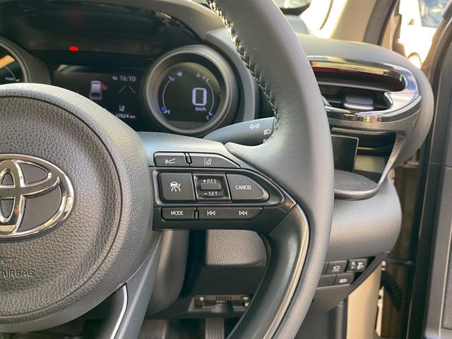 ヤリスクロス ハイブリッドＧ　純正ディスプレイ　ブルートゥース　パノラマモニター　ビルトインＥＴＣ　クルーズコントロール　ステアリングスイッチ　２トーンカラー　革巻きステアリング　オートハイビーム　トヨタセーフティセンス（25枚目）