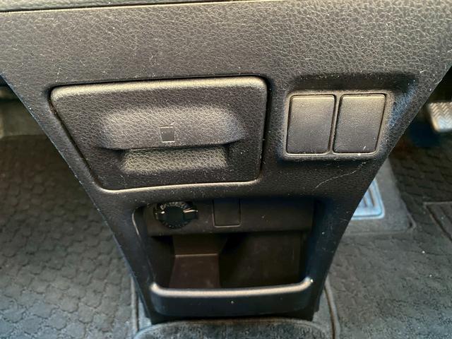 ヴォクシー ＺＳ　純正９インチナビ　バックカメラ　フルセグＴＶ　ブルートゥース　ビルトインＥＴＣ　ステアリングスイッチ　７人乗り　片側パワースライドドア　純正フリップダウンモニター（22枚目）