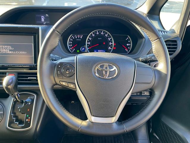 ヴォクシー ＺＳ　純正９インチナビ　バックカメラ　フルセグＴＶ　ブルートゥース　ビルトインＥＴＣ　ステアリングスイッチ　７人乗り　片側パワースライドドア　純正フリップダウンモニター（25枚目）