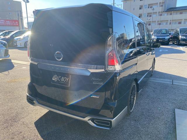 セレナ ライダー　オーテック３０ｔｈアニバーサリー　純正９インチＳＤナビ　フルセグ地デジＴＶ　ブルートゥース　アラウンドビューモニター　純正フリップダウンモニター　ホワイトレタータイヤ　シートヒーター　社外コンビハンドル　エマージェンシーブレーキ（9枚目）