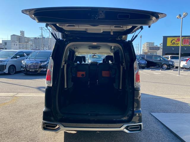 セレナ ライダー　オーテック３０ｔｈアニバーサリー　純正９インチＳＤナビ　フルセグ地デジＴＶ　ブルートゥース　アラウンドビューモニター　純正フリップダウンモニター　ホワイトレタータイヤ　シートヒーター　社外コンビハンドル　エマージェンシーブレーキ（13枚目）