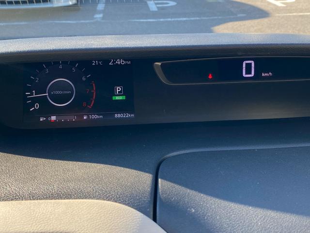 セレナ ライダー　オーテック３０ｔｈアニバーサリー　純正９インチＳＤナビ　フルセグ地デジＴＶ　ブルートゥース　アラウンドビューモニター　純正フリップダウンモニター　ホワイトレタータイヤ　シートヒーター　社外コンビハンドル　エマージェンシーブレーキ（18枚目）