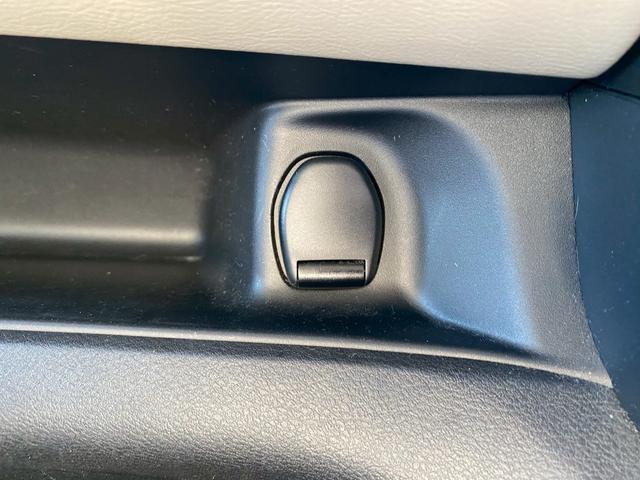 セレナ ライダー　オーテック３０ｔｈアニバーサリー　純正９インチＳＤナビ　フルセグ地デジＴＶ　ブルートゥース　アラウンドビューモニター　純正フリップダウンモニター　ホワイトレタータイヤ　シートヒーター　社外コンビハンドル　エマージェンシーブレーキ（22枚目）