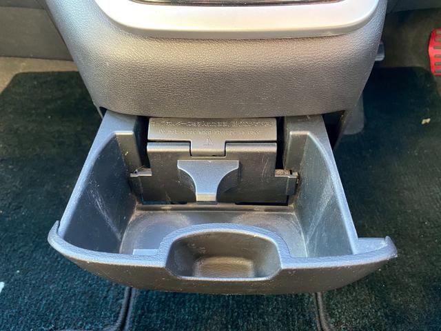 セレナ ライダー　オーテック３０ｔｈアニバーサリー　純正９インチＳＤナビ　フルセグ地デジＴＶ　ブルートゥース　アラウンドビューモニター　純正フリップダウンモニター　ホワイトレタータイヤ　シートヒーター　社外コンビハンドル　エマージェンシーブレーキ（24枚目）