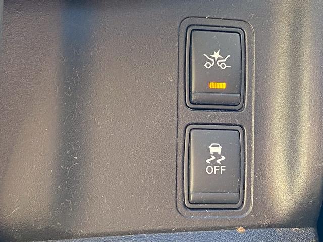 セレナ ライダー　オーテック３０ｔｈアニバーサリー　純正９インチＳＤナビ　フルセグ地デジＴＶ　ブルートゥース　アラウンドビューモニター　純正フリップダウンモニター　ホワイトレタータイヤ　シートヒーター　社外コンビハンドル　エマージェンシーブレーキ（25枚目）