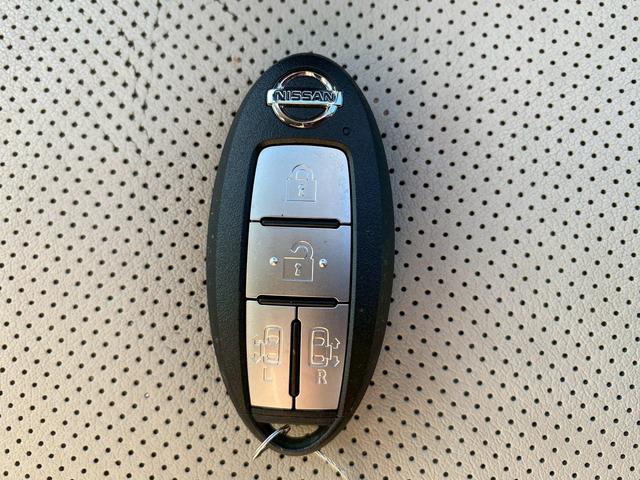 セレナ ライダー　オーテック３０ｔｈアニバーサリー　純正９インチＳＤナビ　フルセグ地デジＴＶ　ブルートゥース　アラウンドビューモニター　純正フリップダウンモニター　ホワイトレタータイヤ　シートヒーター　社外コンビハンドル　エマージェンシーブレーキ（45枚目）