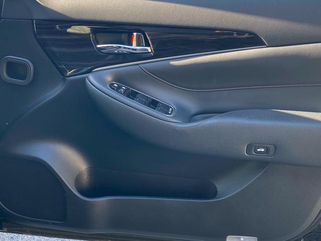 クラウンハイブリッド アスリートＳ　純正ＳＤマルチ　黒革パワーシート　シートエアコン　フルセグ地デジＴＶ　ブルートゥース　ブルーレイ再生　プリクラッシュセーフティ　レーダークルーズコントロール　ビルトインＥＴＣ　バックカメラ（35枚目）