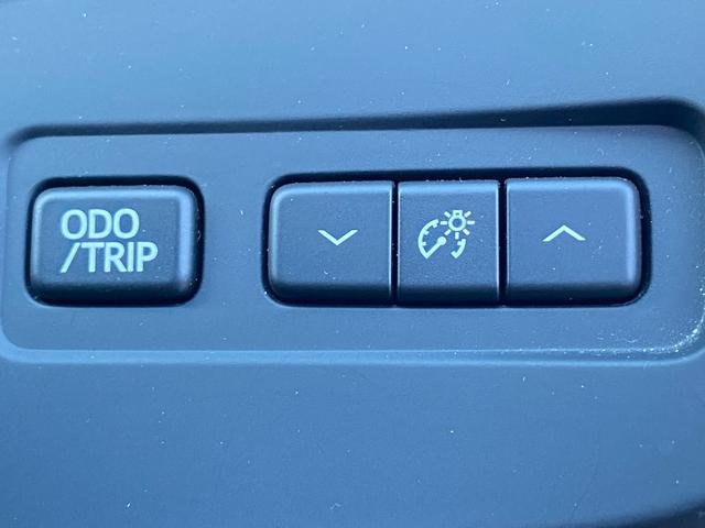 クラウンハイブリッド アスリートＳ　プリクラッシュセーフティ　レーダークルーズコントロール　クリアランスソナー　パワーシート　シートヒーター　ステアリングヒーター　ステアリモコン　ＵＳＢ入力　ビルトインＥＴＣ　ディスチャージヘッドライト（26枚目）