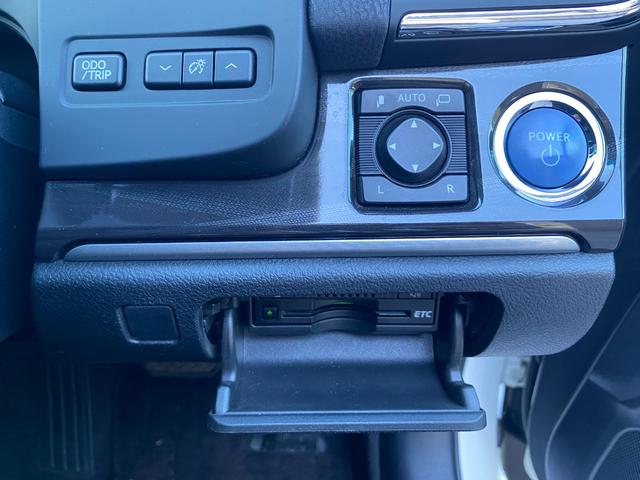 クラウンハイブリッド アスリートＳ　プリクラッシュセーフティ　レーダークルーズコントロール　クリアランスソナー　パワーシート　シートヒーター　ステアリングヒーター　ステアリモコン　ＵＳＢ入力　ビルトインＥＴＣ　ディスチャージヘッドライト（29枚目）