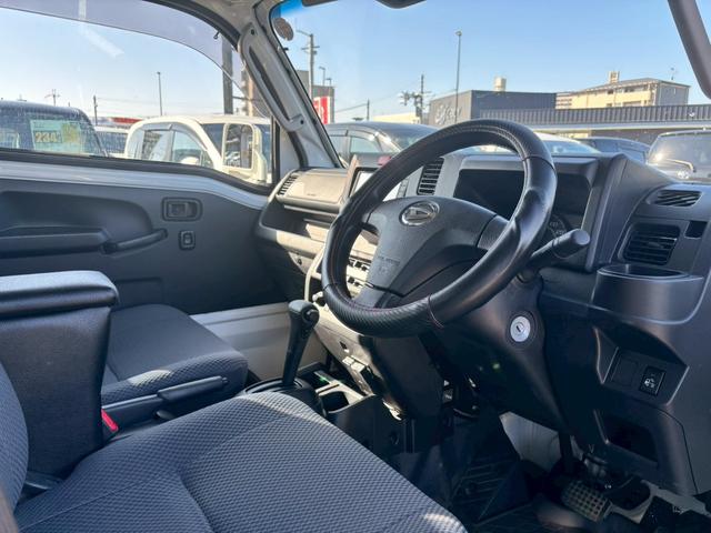 ハイゼットトラック ジャンボSAIIIt 純正6.8インチディスプレイオーディオ ブルートゥース ETC車載器 スマートアシストIII アッパーメンバーガード クリアランスソナー 荷台ゴムマット 4WD キーレス LEDヘッドライト(31枚目)