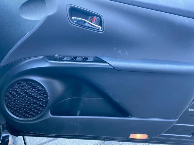 プリウス Sツーリングセレクション・ブラックエディション 純正9インチSDナビ フルセグ地デジTV ブルートゥース パノラミックビューパッケージ モデリスタエアロキット プリクラッシュセーフティ レーダークルーズコントロール ソフトレザーシート トノカバー(34枚目)