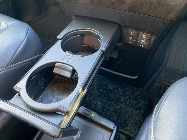 エスクァイア ハイブリッドGi アルパイン10インチナビ フルセグ地デジTV ブルートゥース バックカメラ ビルトインETC 純正エアロ ローダウン アルパインフリップダウンモニター ソフトレザーシート 置くだけ充電 シートヒーター(24枚目)