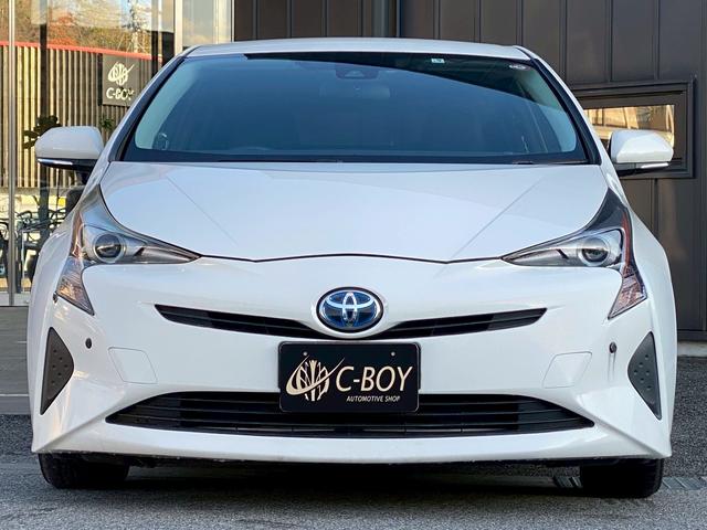 プリウス Ｓ　カロッツェリアメモリーナビ　オートマチックハイビーム　バックカメラ　革巻ハンドル　ＥＴＣ車載器　トノカバー　プリクラッシュセーフティ　レーダークルーズコントロール　ＬＥＤヘッドライト（6枚目）