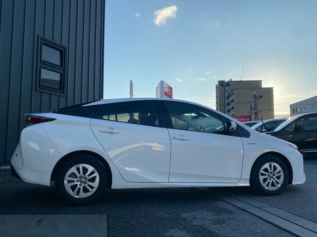 プリウス Ｓ　カロッツェリアメモリーナビ　オートマチックハイビーム　バックカメラ　革巻ハンドル　ＥＴＣ車載器　トノカバー　プリクラッシュセーフティ　レーダークルーズコントロール　ＬＥＤヘッドライト（8枚目）