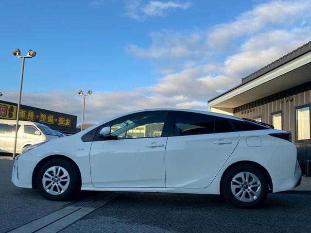 プリウス Ｓ　カロッツェリアメモリーナビ　オートマチックハイビーム　バックカメラ　革巻ハンドル　ＥＴＣ車載器　トノカバー　プリクラッシュセーフティ　レーダークルーズコントロール　ＬＥＤヘッドライト（12枚目）