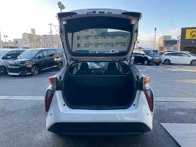 プリウス Ｓ　カロッツェリアメモリーナビ　オートマチックハイビーム　バックカメラ　革巻ハンドル　ＥＴＣ車載器　トノカバー　プリクラッシュセーフティ　レーダークルーズコントロール　ＬＥＤヘッドライト（13枚目）