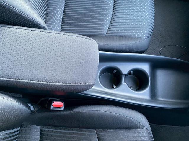 プリウス Ｓ　カロッツェリアメモリーナビ　オートマチックハイビーム　バックカメラ　革巻ハンドル　ＥＴＣ車載器　トノカバー　プリクラッシュセーフティ　レーダークルーズコントロール　ＬＥＤヘッドライト（22枚目）