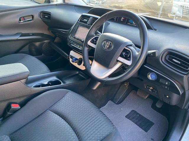 プリウス Ｓ　カロッツェリアメモリーナビ　オートマチックハイビーム　バックカメラ　革巻ハンドル　ＥＴＣ車載器　トノカバー　プリクラッシュセーフティ　レーダークルーズコントロール　ＬＥＤヘッドライト（33枚目）