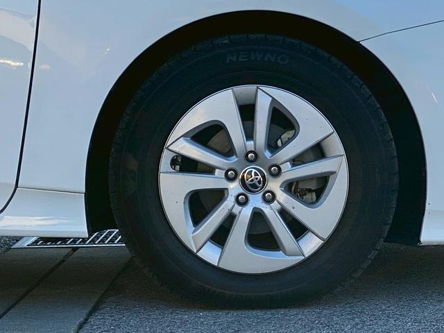 プリウス Ｓ　カロッツェリアメモリーナビ　オートマチックハイビーム　バックカメラ　革巻ハンドル　ＥＴＣ車載器　トノカバー　プリクラッシュセーフティ　レーダークルーズコントロール　ＬＥＤヘッドライト（45枚目）