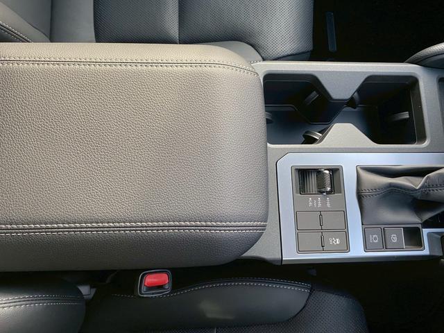 ランドクルーザー２５０ ＶＸ　純正ナビ　パノラマモニター　ビルトインＥＴＣ　シートヒーター　シートクーラー　ハンドルヒーター　タイプＣ・ＨＤＭＩ　ムーンルーフ　革シート　デジタルインナーミラー　コンソールボックス（25枚目）