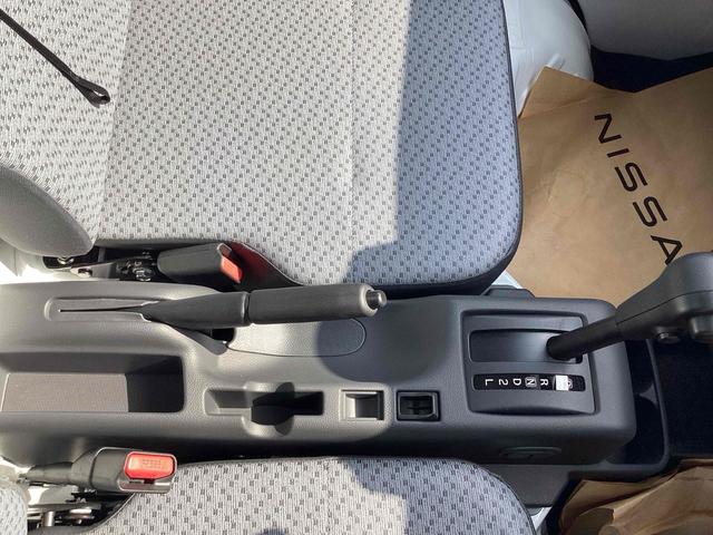 クリッパートラック ＤＸ　軽トラック　ＡＴ　クリアランスソナー　アイドリングストップ　ＥＳＣ　エアコン　パワーウィンドウ　運転席エアバッグ　助手席エアバッグ（24枚目）