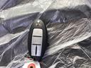付いてて便利!とても人気の高い装備のスマートキーシステム。キーを携帯しているだけで、ドアロックの開閉並びにエンジンの始動が可能な装備です。プッシュスタートですのでエンジンの始動もボタンを押すだけです
