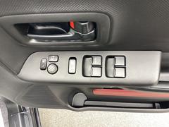 パワーウィンドウのスイッチですよ。運転席に居ながら窓を開け閉めのコントロールできますよ。 3