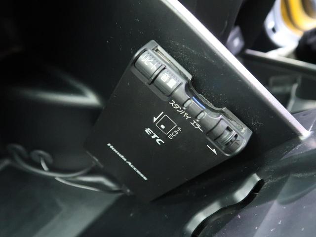 RS スカイルーフ 純正16インチアルミ 純正ナビ 地デジ バックカメラ パドルシフト 革巻きステアリング HIDヘッド キーレスエントリー ETC 禁煙車 オートエアコン オートライト プライバシーガラス(50枚目)