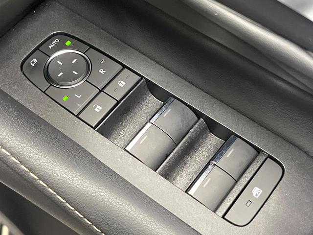 アルファード Ｚ　サンルーフ　ユニバーサルステップ　セーフティセンス　純正１４型ナビ　全周囲カメラ　デジタルインナーミラー　両側電動ドア　電動リアゲート　リアオートエアコン　パワーシート　シートエアコン　置くだけ充電（58枚目）